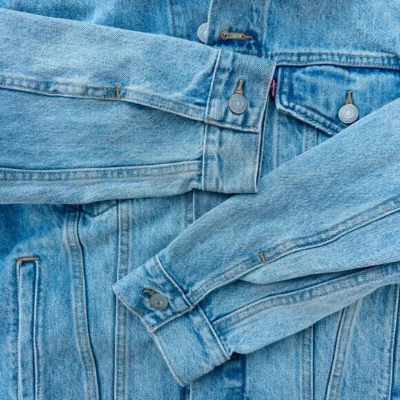 Levi's Trucker Jean Jacket Classic Size Large Light Blue Wash Denim Button Front - Picture 5 of 9